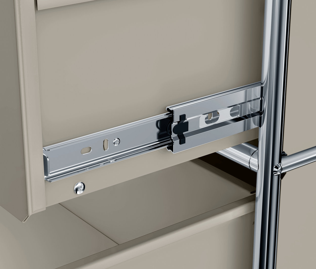 Szczegół szuflady z metalowymi szynami.