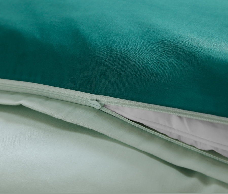 Zbliżenie na zieloną pościel bawełnianą z lyocell TENCEL™ zapinaną na zamek błyskawiczny.
