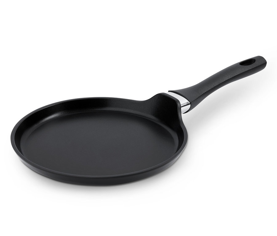 Czarna patelnia do jajek sadzonych na białym tle.