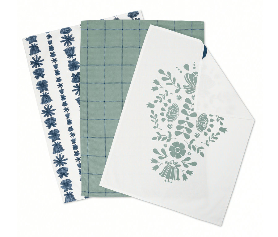 Trzy złożone ściereczki kuchenne: jedna z niebieskimi kwiatami, jedna z zieloną kratką i jedna z kwiatowym wzorem.