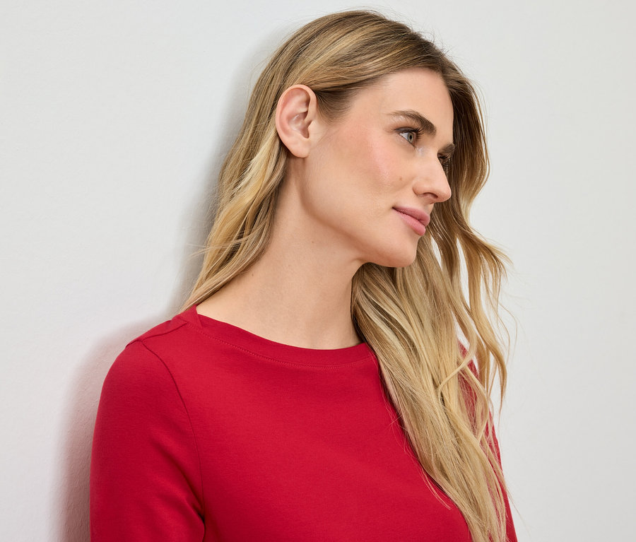 Profil blondynki w czerwonej koszulce.