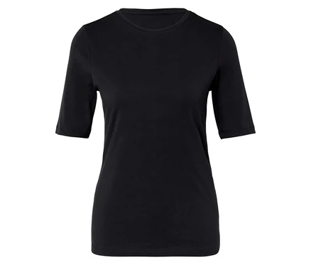Czarny T-shirt z krótkim rękawem.