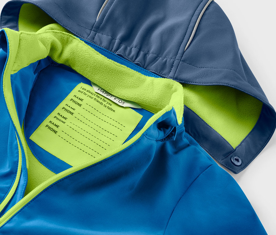 Zbliżenie na niebiesko-zieloną kurtkę softshell dla dzieci, zmieniającą kolor pod wpływem deszczu.
