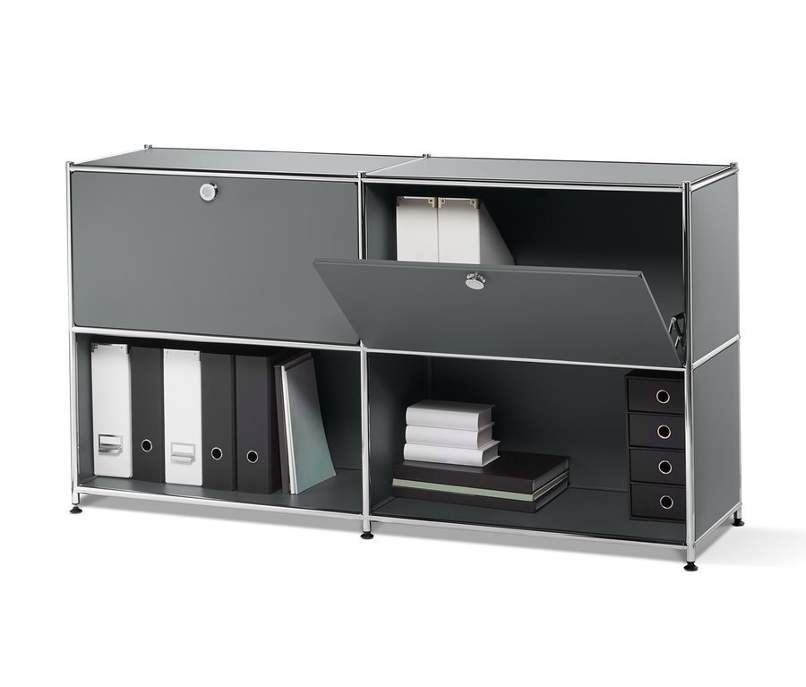 Szara metalowa szafka typu sideboard z 2 przegrodami z klapami, półki z książkami i segregatorami.