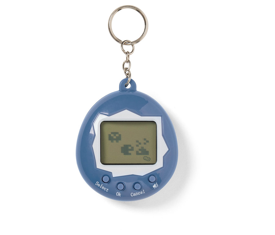 Niebieski Tamagotchi z breloczkiem i wyświetlaczem pokazującym pikselową grafikę.