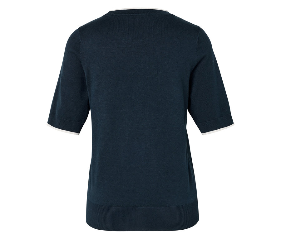 Granatowa dzianinowa bluzka z krótkim rękawem i białym obszyciem.