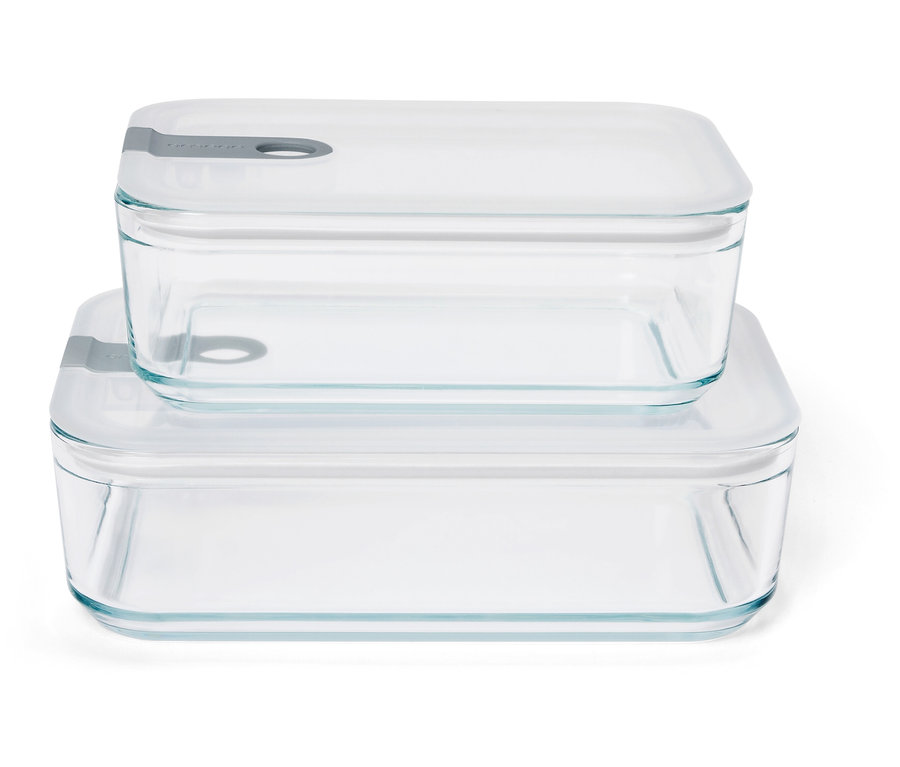 Dwa szklane pojemniki ułożone jeden na drugim z białymi pokrywkami.