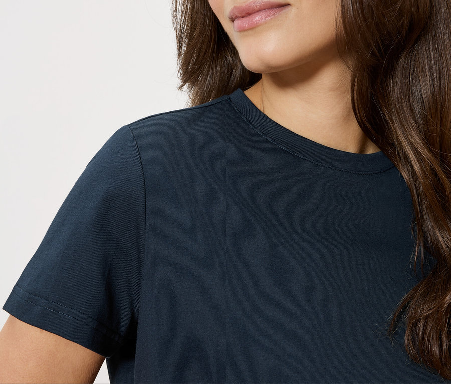 Zbliżenie kobiety w granatowej koszulce.