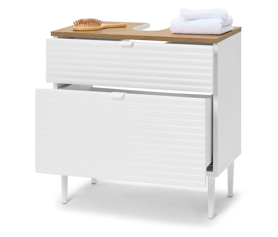 Biała szafka łazienkowa z dwiema szufladami, drewnianym blatem, szczotką do włosów i ręcznikami.