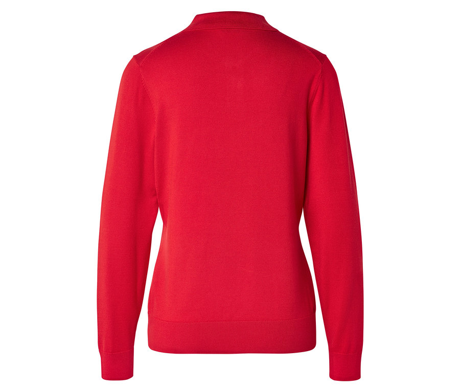 Widok z tyłu czerwonego swetra z długim rękawem.