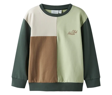 Na zdjęciu widoczna jest bluza NAME IT w stylu colorblock.