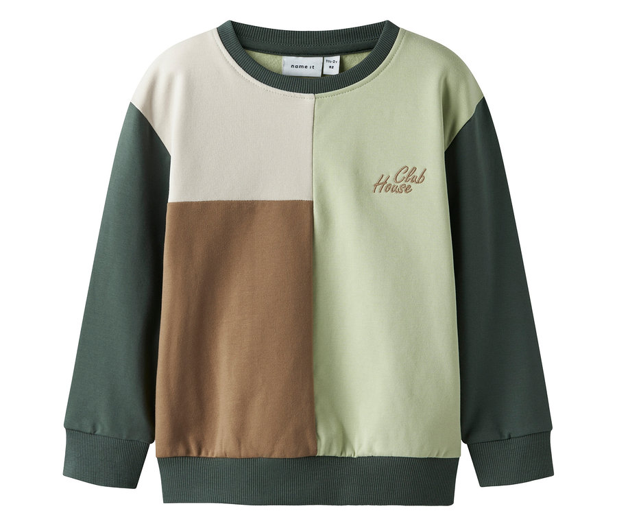 Na zdjęciu widoczna jest bluza NAME IT w stylu colorblock.