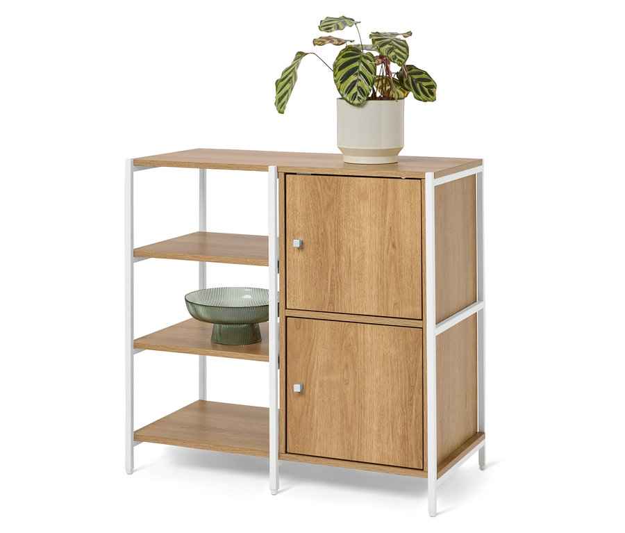 Komoda z dwojgiem drzwi i trzema otwartymi półkami stoi na białym tle. Na komodzie stoi doniczka, a na jednej z otwartych półek stoi zielona miska.