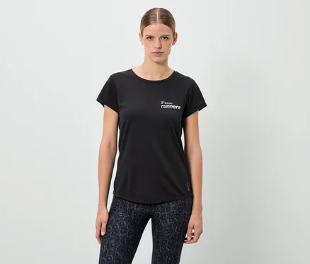 Kobieta w czarnym T-shircie z napisem "Tribal runners" i legginsach w panterkę.