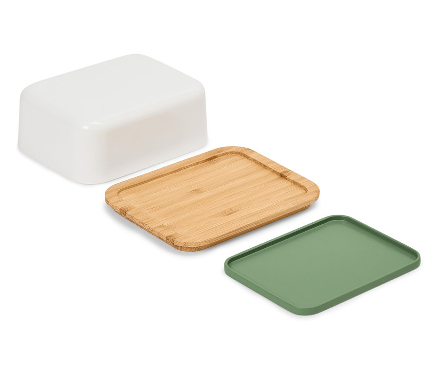 Na białym tle leżą biały pojemnik, drewniana taca i zielona taca.