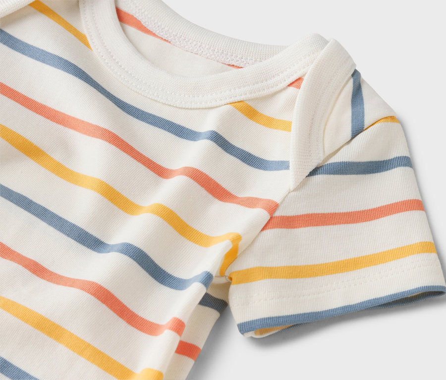 Zbliżenie na krótki rękaw body dziecięcego w kolorowe paski.