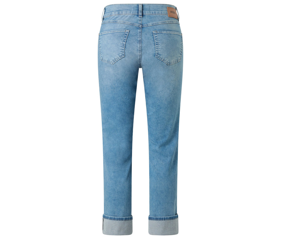 Jasne dżinsy z podwiniętym brzegiem, sfotografowane od tyłu.