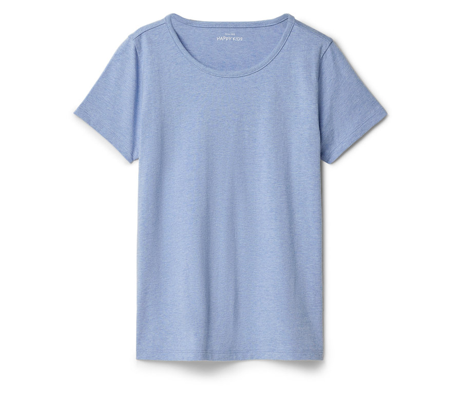 Jasnoniebieska koszulka z krótkim rękawem i okrągłym dekoltem leży płasko na białym tle.