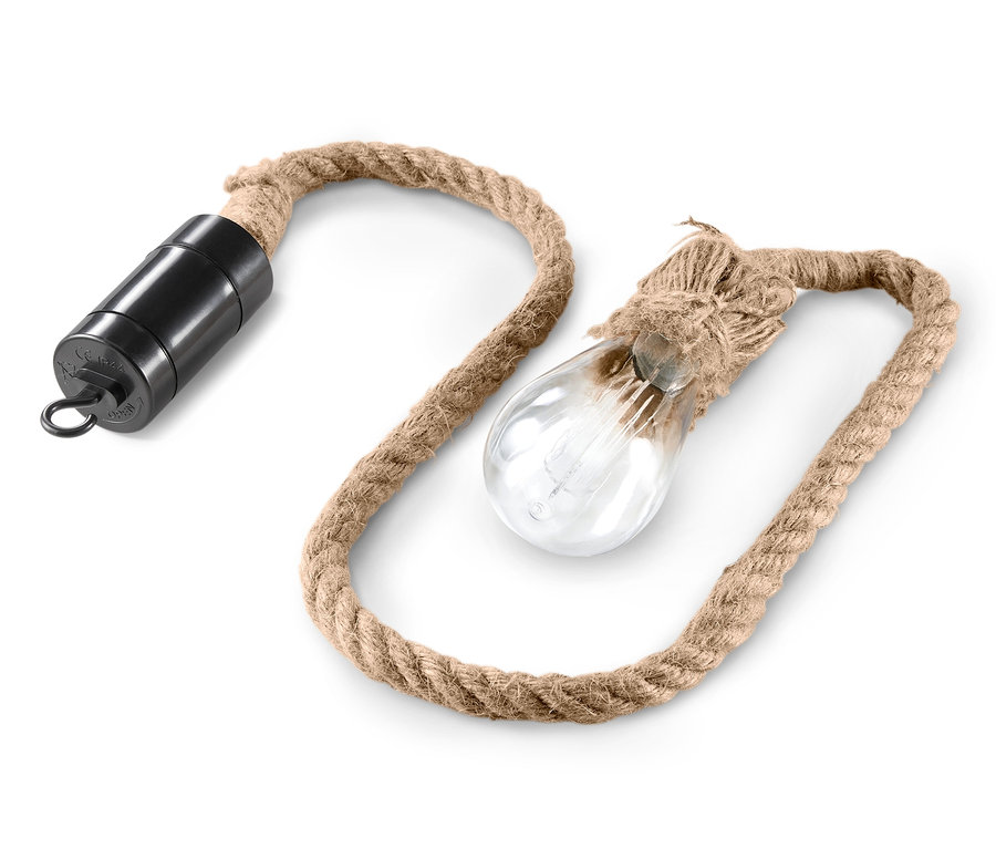 Lampa outdoorowa LED w kształcie żarówki zawieszonej na rustykalnej linie na białym tle.