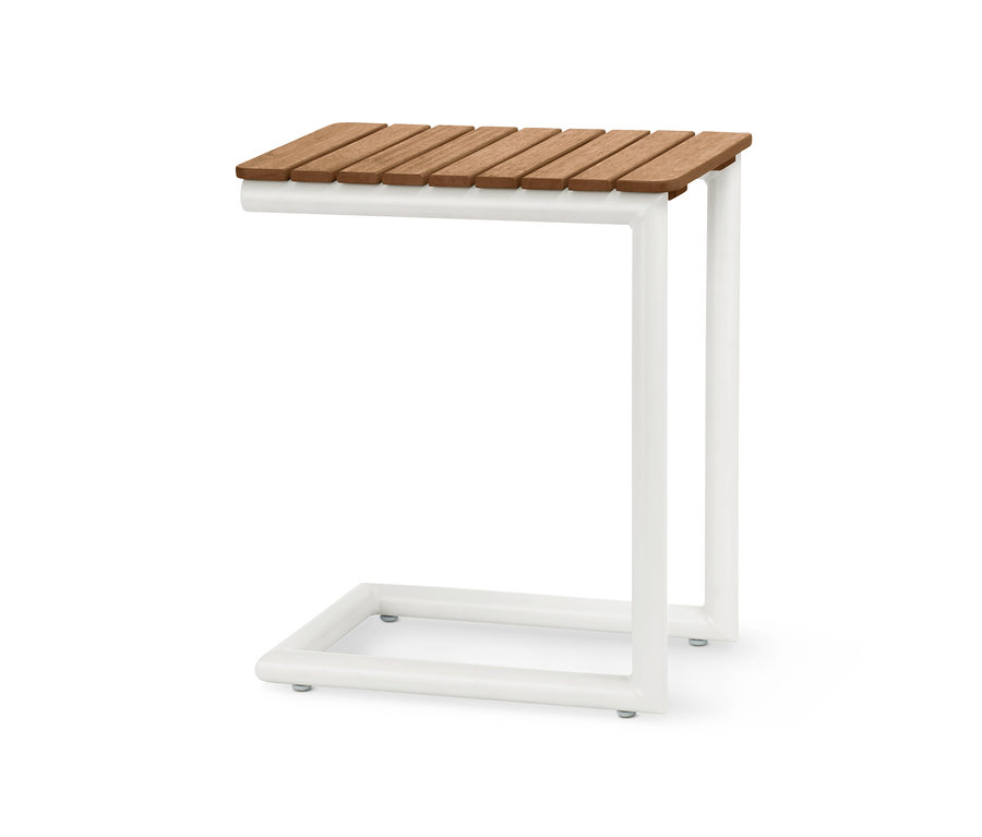 Zbliżenie na stolik z drewnianym blatem i białą ramą.