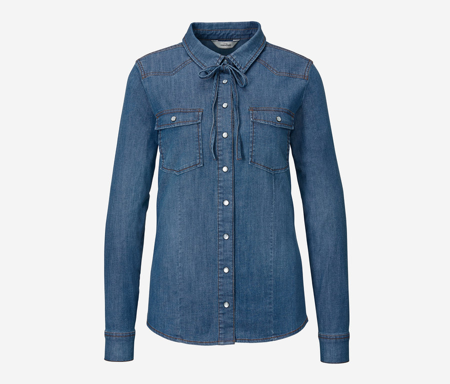 Niebieska koszula dżinsowa z długimi rękawami, guzikami i wiązaniem na szyi.