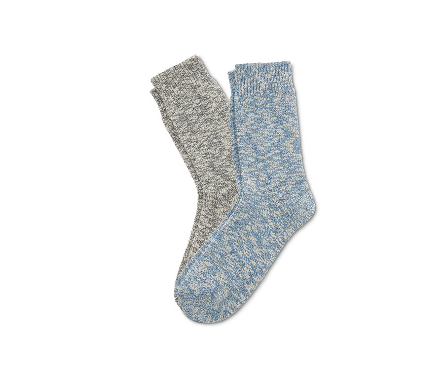 Dwie pary skarpetek z dzianiny: jedna szara i jedna niebieska.