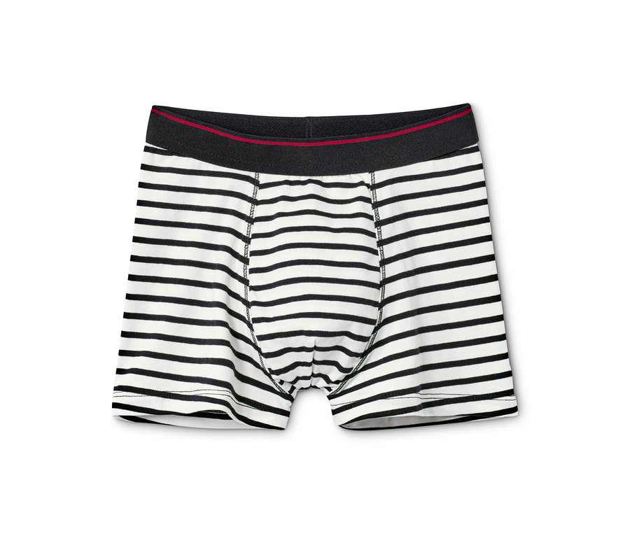Jedna para chłopięcych bokserek w czarno-białe paski z czarną gumą w pasie.