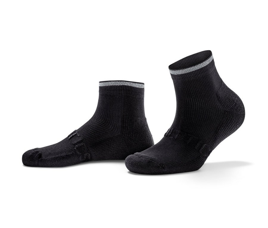 Dwie pary czarnych skarpetek do biegania.