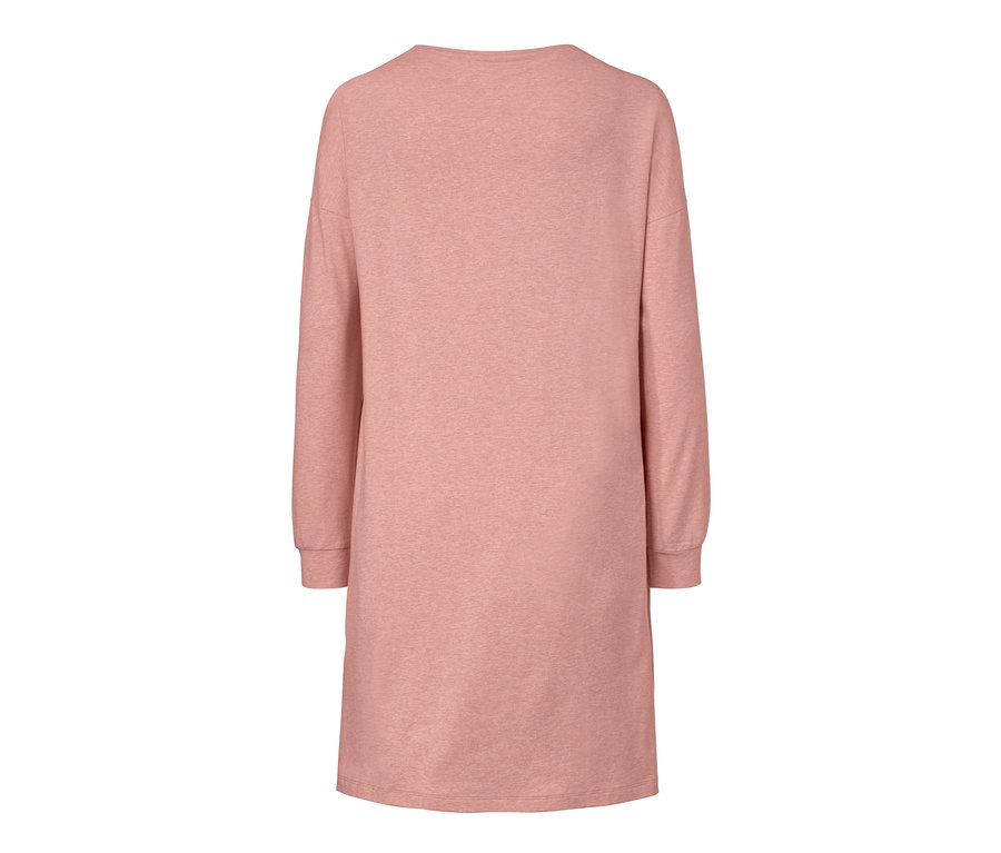 Różowa koszula nocna z długim rękawem.