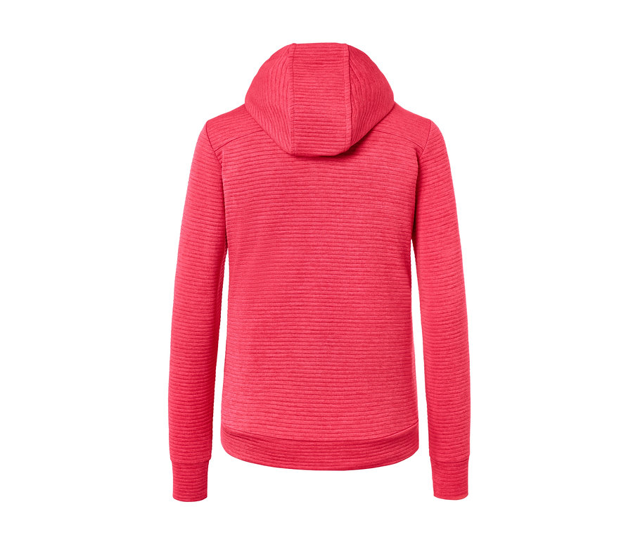 Zbliżenie na różową kurtkę z kapturem.