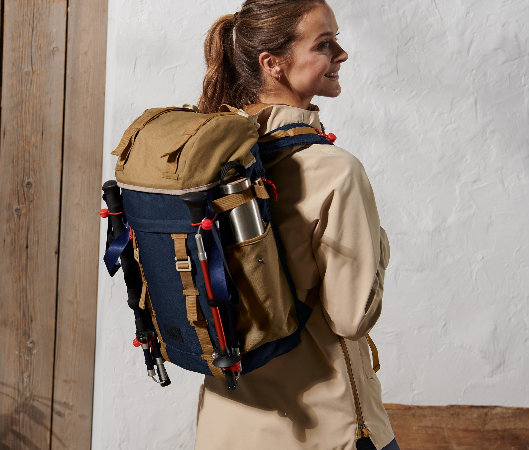 Kobieta ma na sobie plecak outdoorowy.