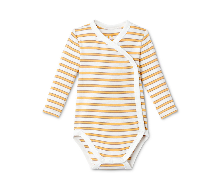 Zbliżenie na body niemowlęce z długim rękawem z 4-częściowego zestawu z bawełny ekologicznej w paski pomarańczowo-białe.