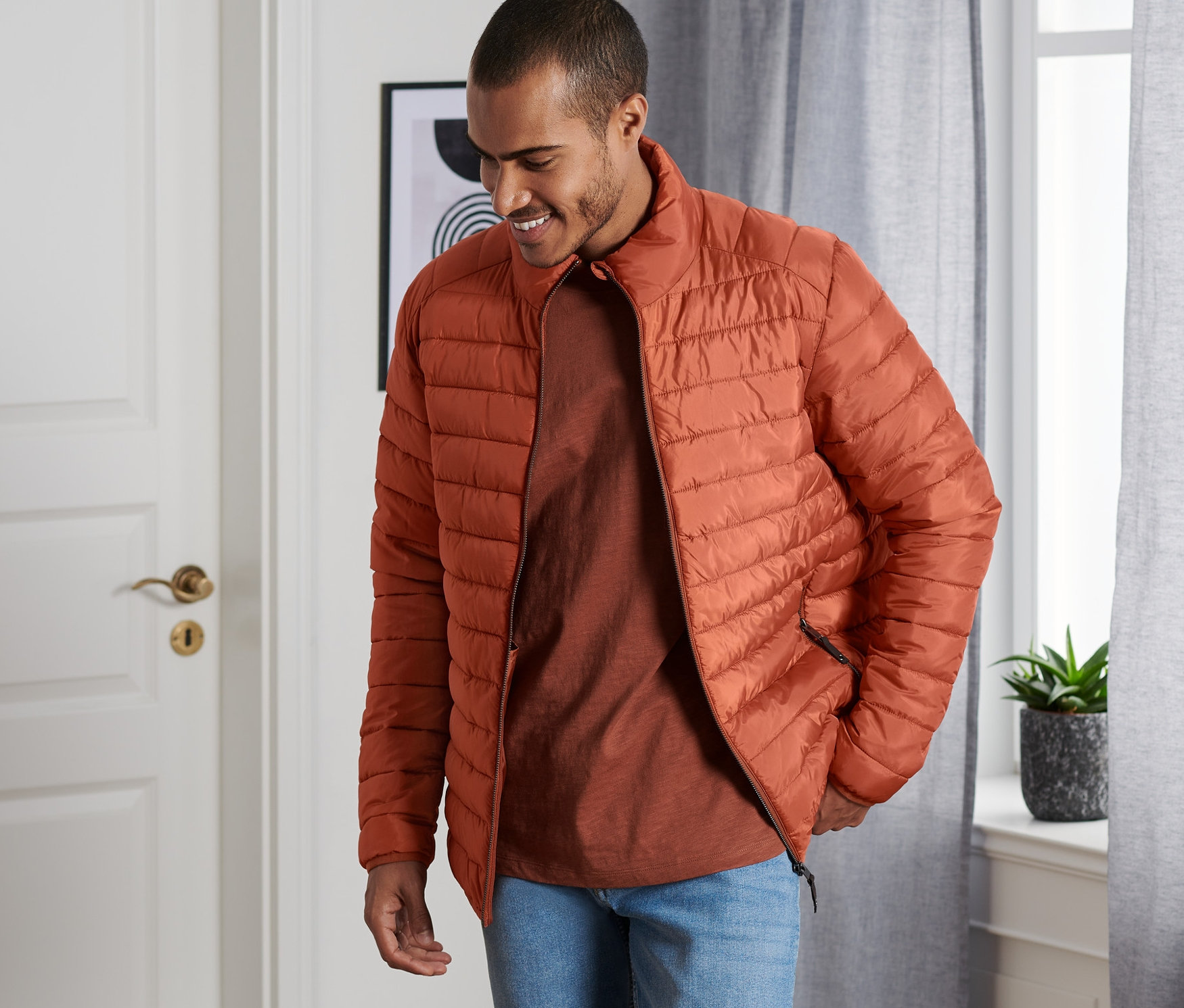 Mężczyzna w kurtce pikowanej.