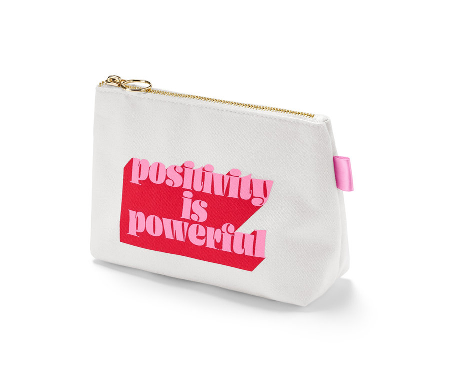 Biała kosmetyczka z napisem "positivity is powerful".