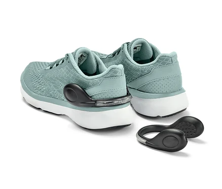 Dwa jasnoniebieskie buty sportowe z zaciskami do butów LED, 2 sztuki, na białym tle.