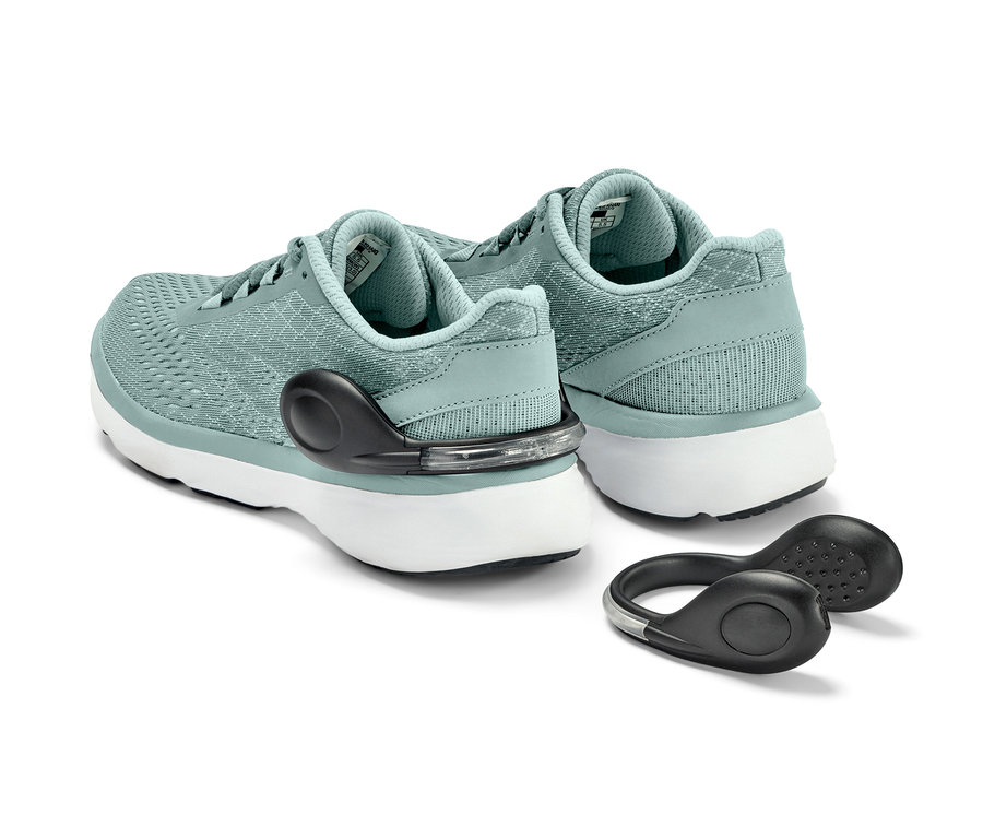 Dwa jasnoniebieskie buty sportowe z zaciskami do butów LED, 2 sztuki, na białym tle.