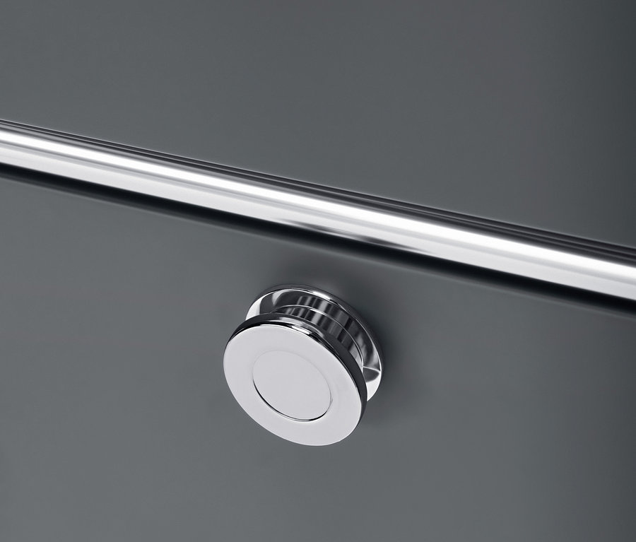 Detal szarego kontenera na kółkach z szufladą i drzwiami, chromowany uchwyt.