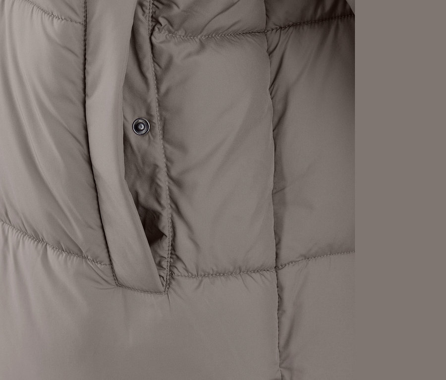 Zbliżenie na szarobeżowy płaszcz pikowany z kapturem i kieszenią.