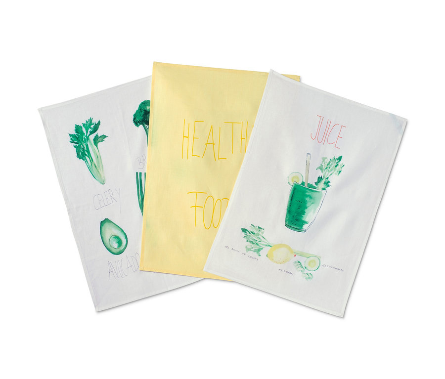 Trzy lniane ściereczki z ilustracjami warzyw i napisami.