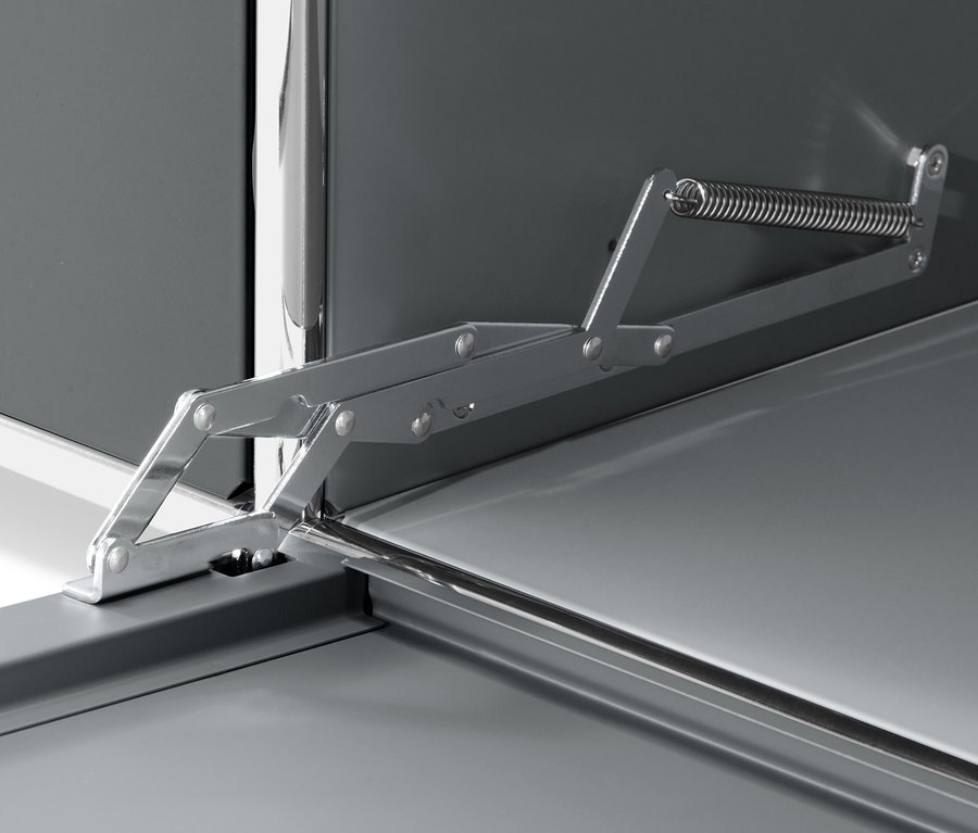 Zbliżenie na szarą szafkę typu sideboard »CN3« z klapą i metalowym mechanizmem.