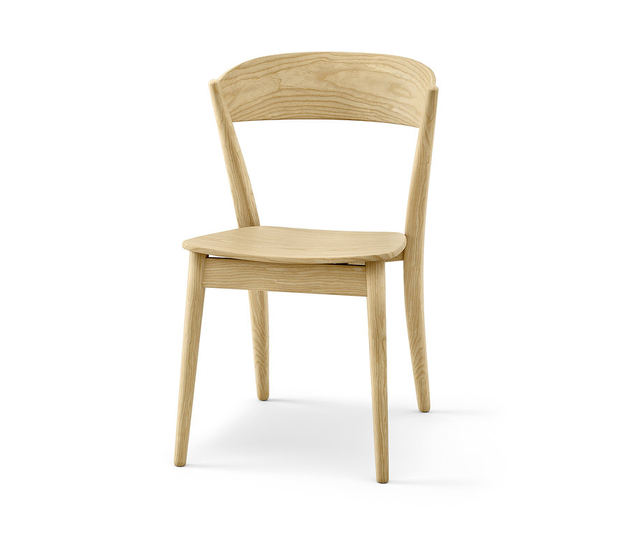 Jasne drewniane krzesło na białym tle.