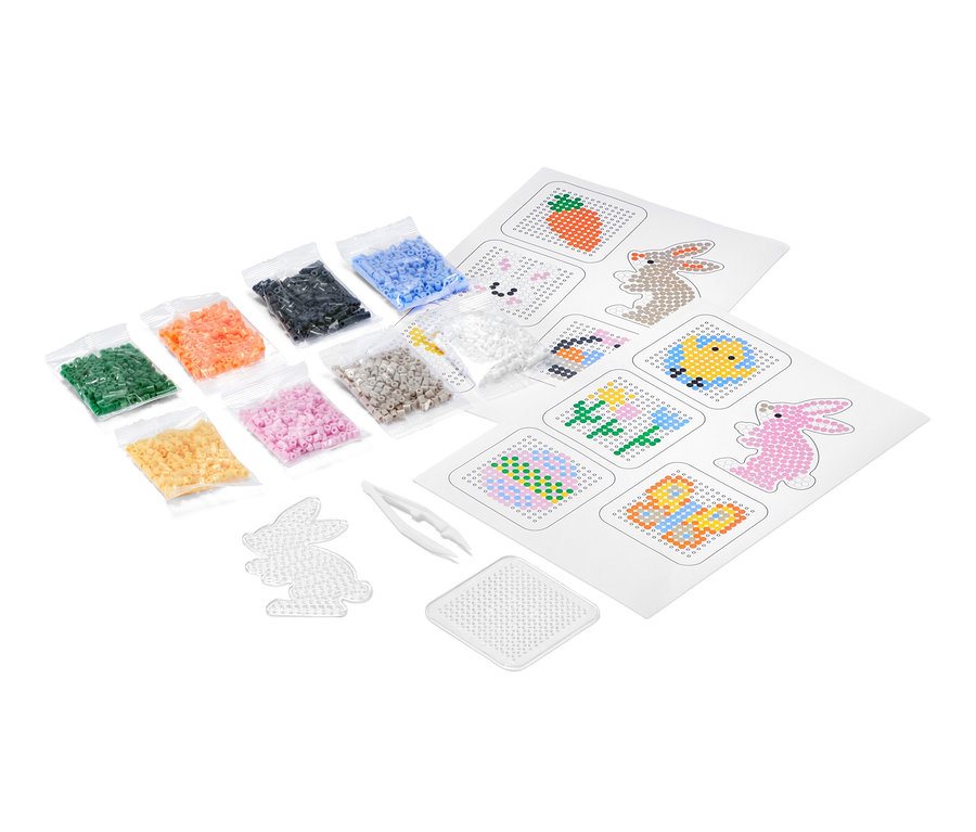 Zestaw koralików do prasowania z różnokolorowymi koralikami, pęsetą i szablonami.