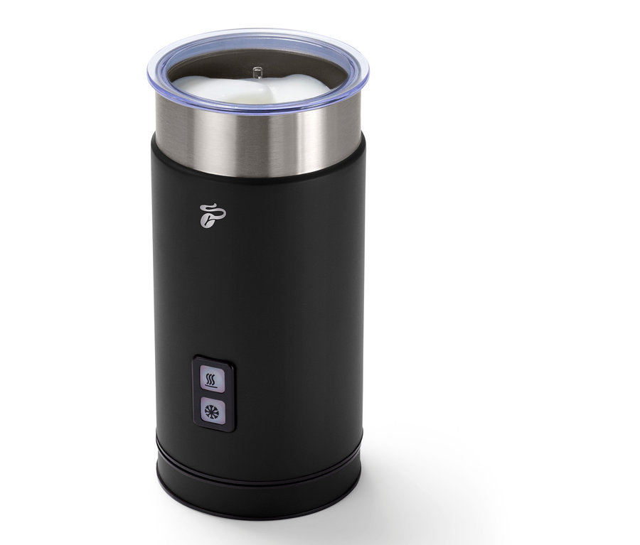 Czarny elektryczny spieniacz do mleka.