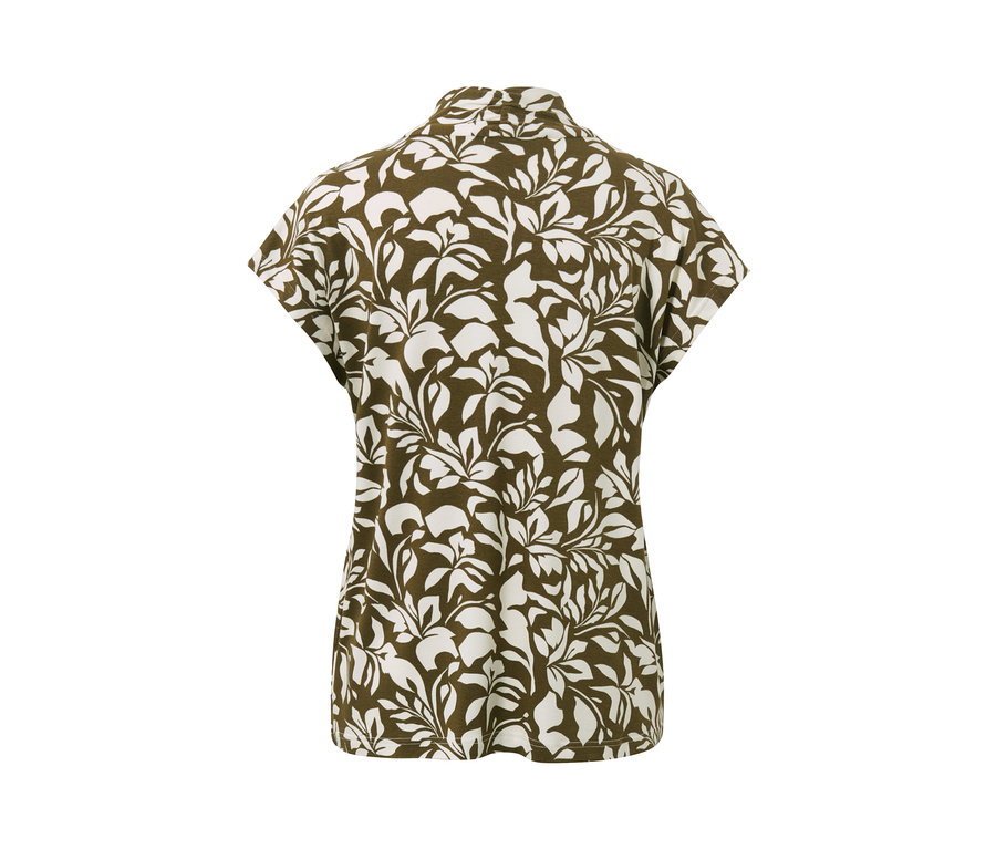 Widok z tyłu bluzki z dekoltem w serek i nadrukiem z motywem liści.