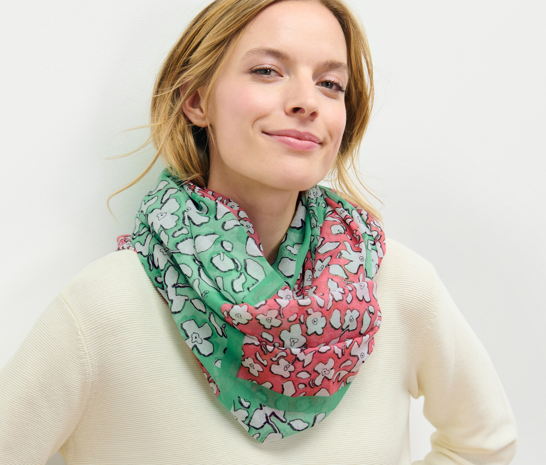 Kobieta ma na sobie wzorzysty szal typu komin.