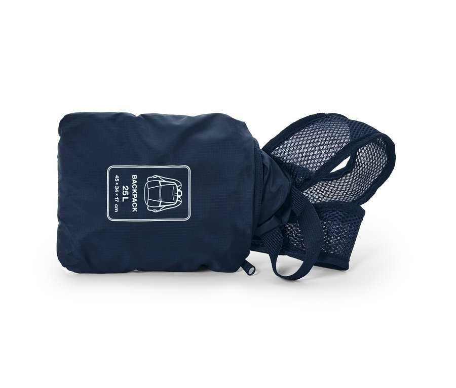 Składany plecak w kolorze granatowym.