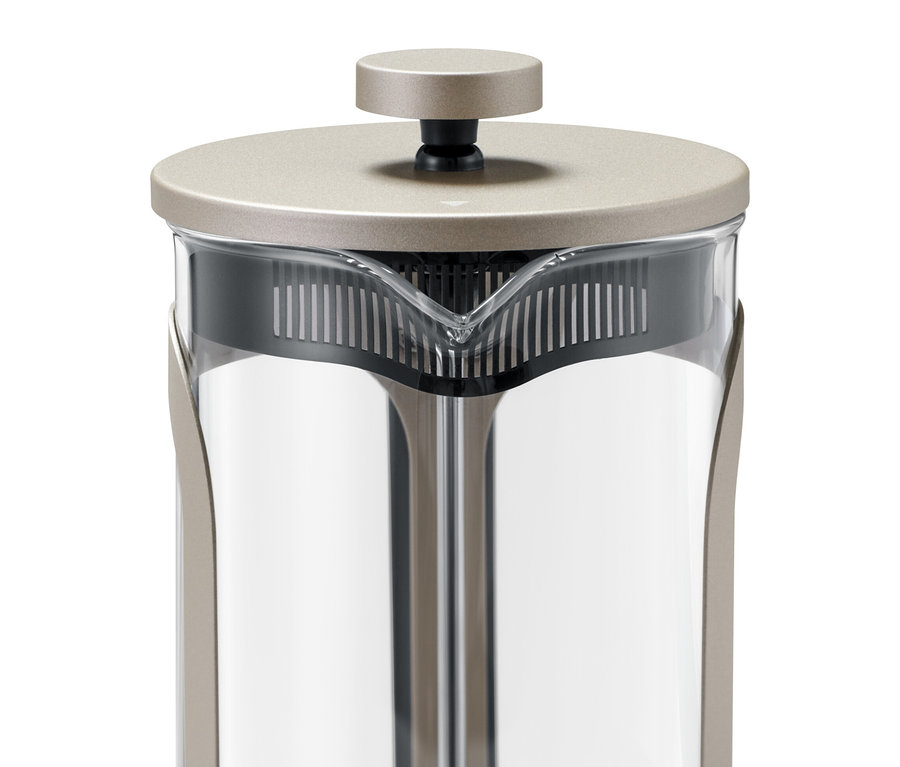 Szczegół zaparzacza tłokowego o pojemności 800 ml na 6 filiżanek w kolorze szampana.