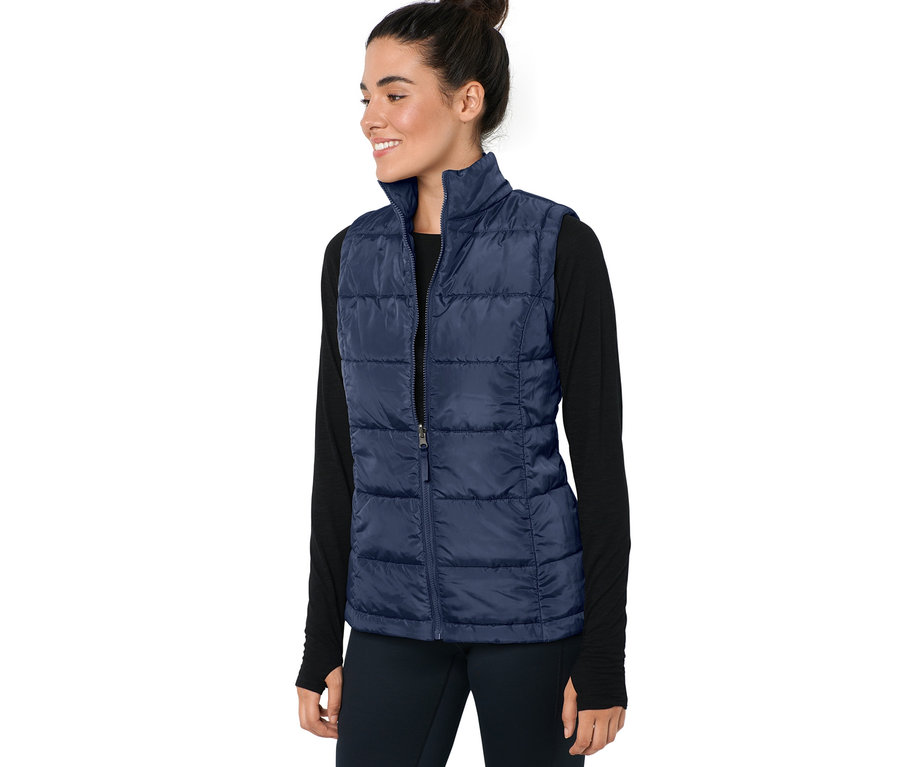 Kobieta ma na sobie niebieski płaszcz outdoorowy z kamizelką 3 w 1.