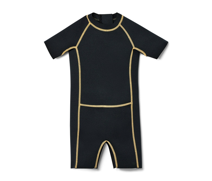 Czarny dziecięcy kombinezon piankowy z krótkimi rękawami i żółtymi szwami.