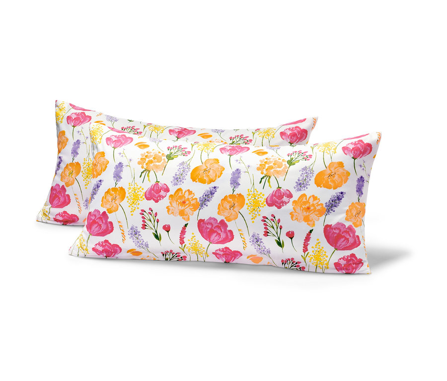 Dwie poszewki na poduszki z mikrowłókna w kwiatowy wzór.
